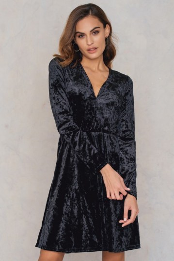 Velvet V-neck Dress Noir NAKD 35,95€